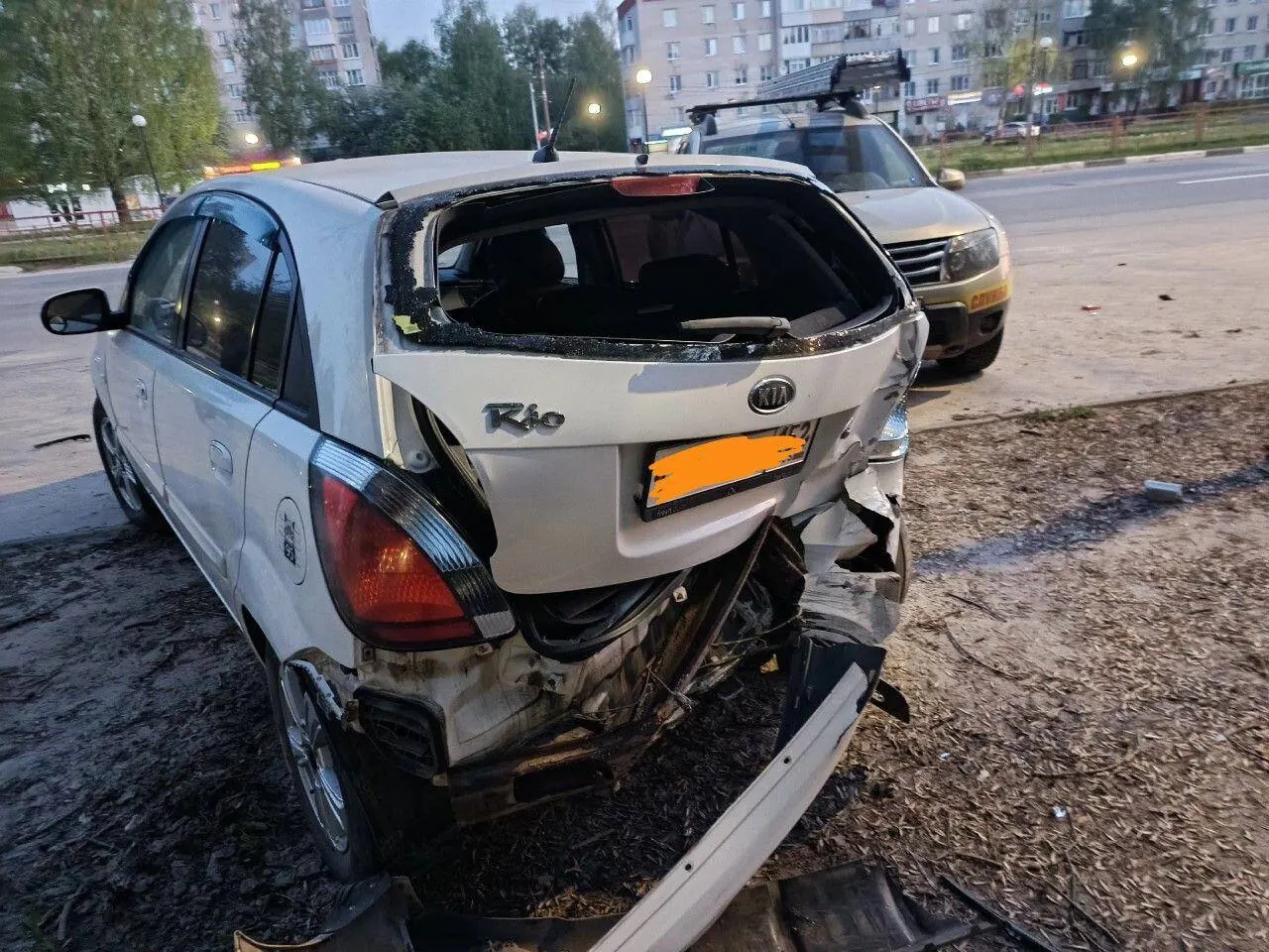 Автомобиль с повреждением задней части