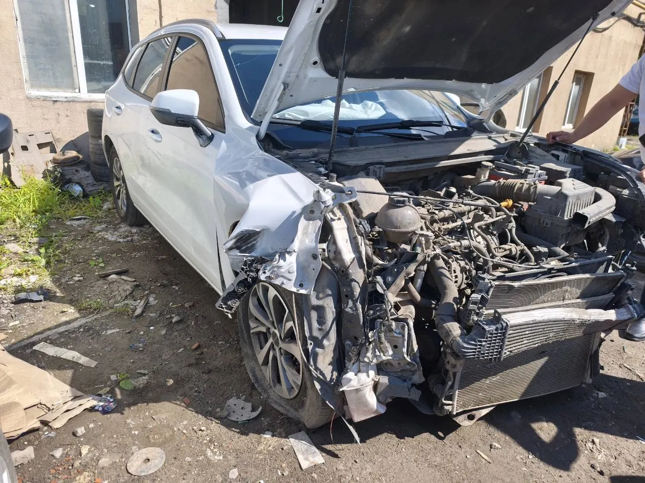Автомобиль с сильным повреждением передней части